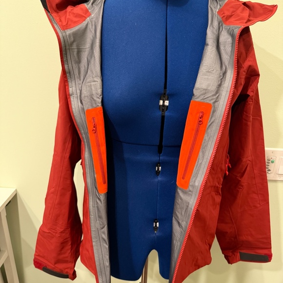 The jacket is in Like-New condition. There are no signs of wear. I don’t think i - Picture 7 of 8